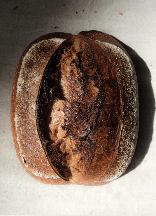 Miche dorée sortant du four